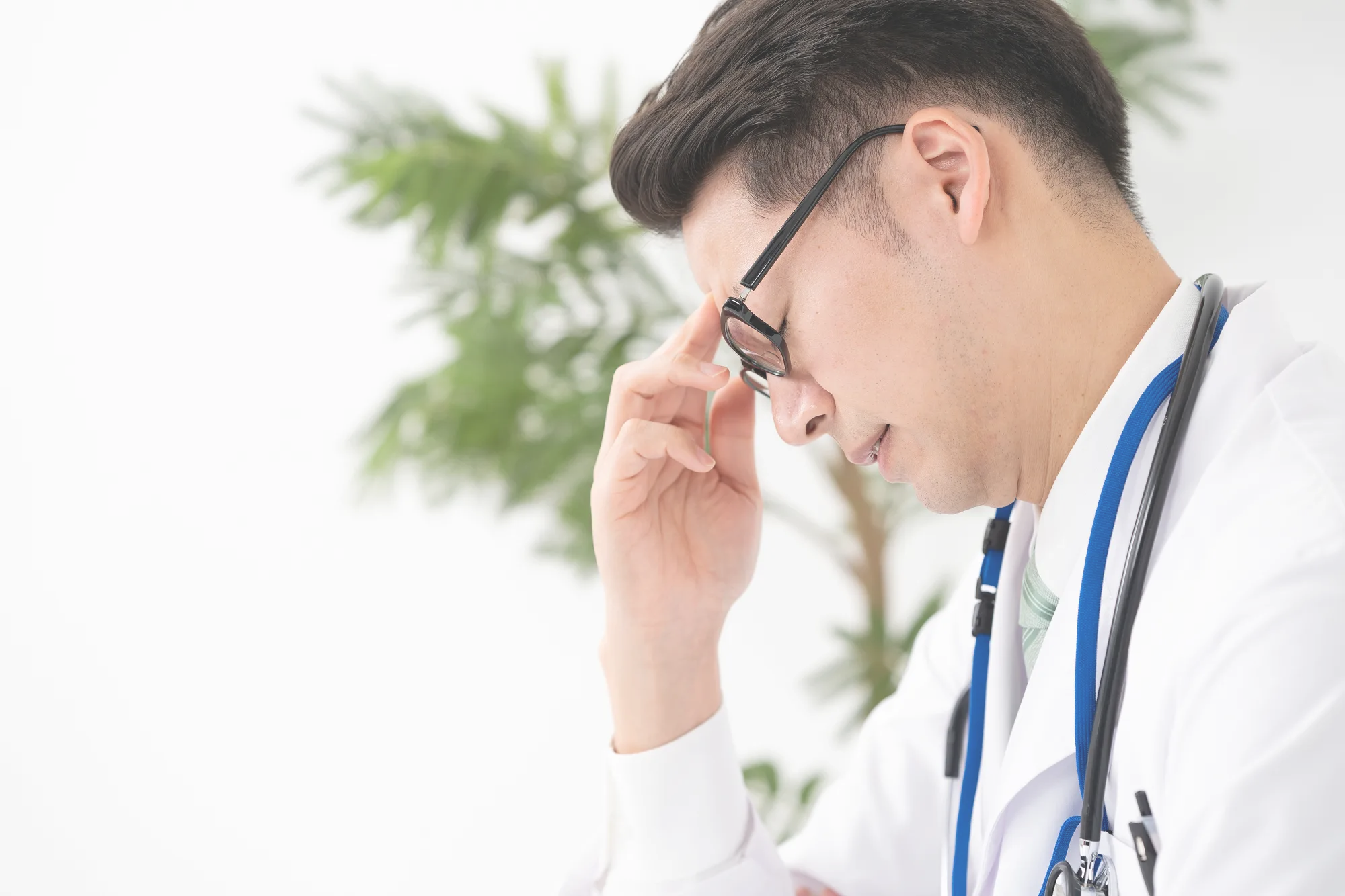 放射線技師・検査技師の不在は、クリニックの信頼に影響します。